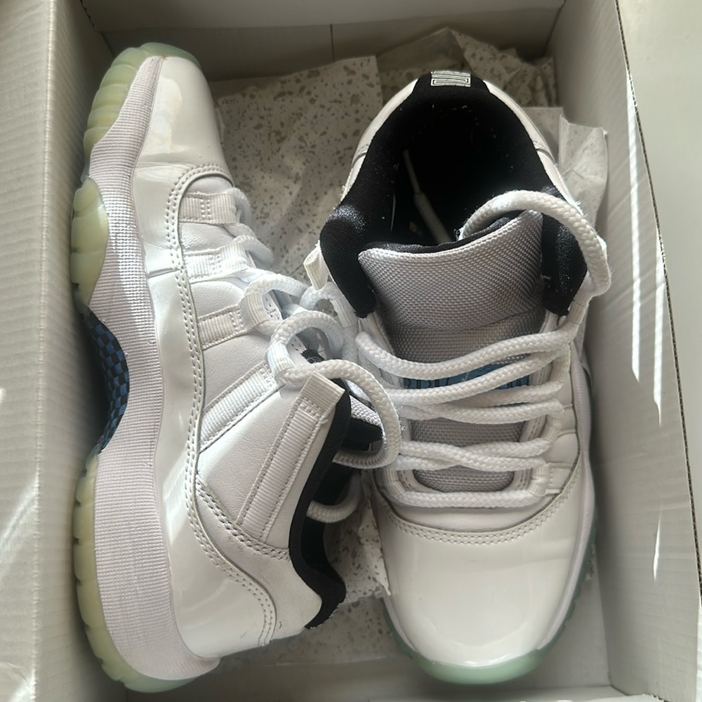 Jordan 11, white & Carolina blue size 4 in kids